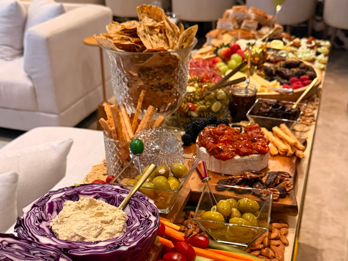 Mesa artesanal AnnaVitta con alimentos gourmet